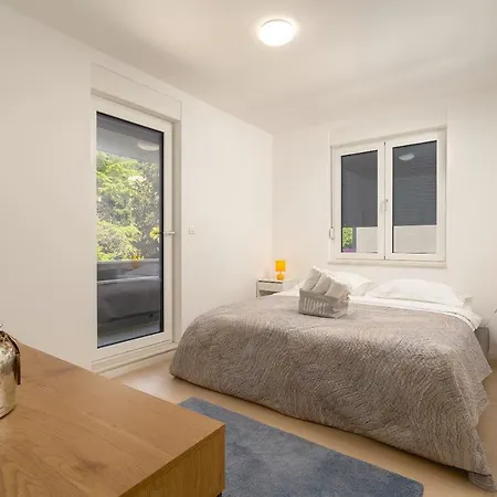 Luxury Bella Vista Holidays @ Kasuni Beach Apartment Split